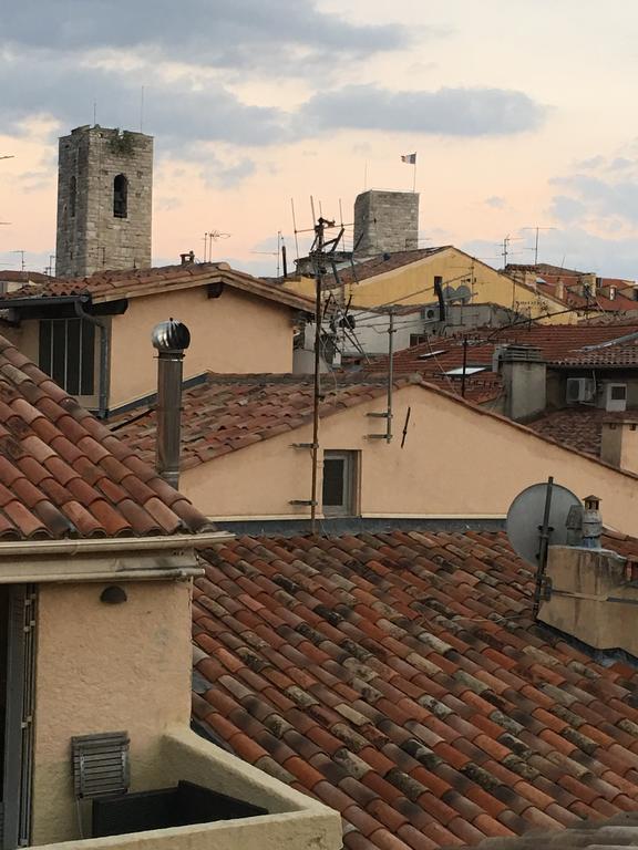 Апартаменты Light Filled Penthouse In Old Antibes. Heart Of The Riviera Экстерьер фото