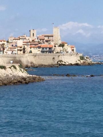 Апартаменты Light Filled Penthouse In Old Antibes. Heart Of The Riviera Экстерьер фото
